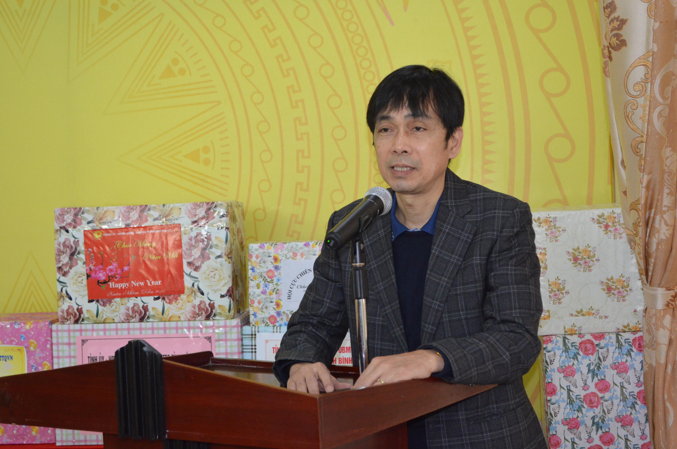 “Đây là một trong những hoạt động thường niên của Báo Tiền Phong, là dịp để thế hệ trẻ bày tỏ lòng cảm ơn, tri ân các thương bệnh binh. Việc thăm hỏi động viên các bác thương bệnh binh là trách nhiệm của thế hệ trẻ, giáo dục truyền thống “Đền ơn đáp nghĩa”, “Uống nước nhờ nguồn” của dân tộc ta. Mong lãnh đạo trung tâm khắc phục khó khăn của dịch bệnh, chăm lo cuộc sống, mái ấm trọn nghĩa vẹn tình cho thương bệnh binh”, nhà báo Huy Lộc phát biểu. “Đây là một trong những hoạt động thường niên của Báo Tiền Phong, là dịp để thế hệ trẻ bày tỏ lòng cảm ơn, tri ân các thương bệnh binh. Việc thăm hỏi động viên các bác thương bệnh binh là trách nhiệm của thế hệ trẻ, giáo dục truyền thống “Đền ơn đáp nghĩa”, “Uống nước nhờ nguồn” của dân tộc ta. Mong lãnh đạo trung tâm khắc phục khó khăn của dịch bệnh, chăm lo cuộc sống, mái ấm trọn nghĩa vẹn tình cho thương bệnh binh”, nhà báo Huy Lộc phát biểu.