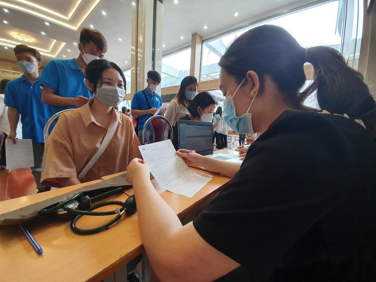 Nhiều tấm gương sẵn sàng tham hiến máu cứu người. Điển hình như anh Trần Quang Hải, cán bộ trường ĐH Hùng Vương 22 lần; Trần Thành Vinh, Bí thư Đoàn trường ĐH Hùng Vương 11 lần…