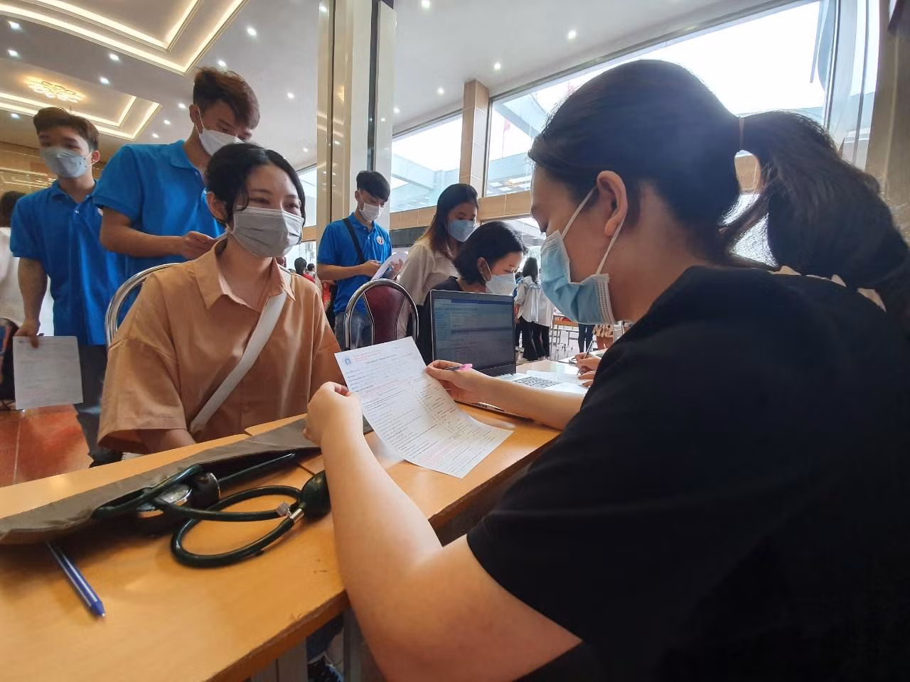 Nhiều tấm gương sẵn sàng tham hiến máu cứu người. Điển hình như anh Trần Quang Hải, cán bộ trường ĐH Hùng Vương 22 lần; Trần Thành Vinh, Bí thư Đoàn trường ĐH Hùng Vương 11 lần…