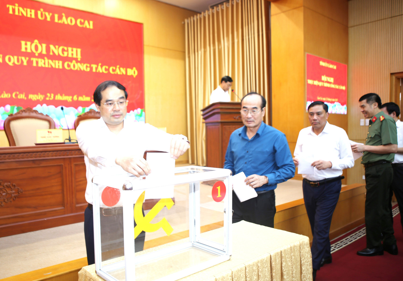 Các đại biểu bỏ phiếu lựa chọn Phó Bí thư Tỉnh uỷ Lào Cai. Các đại biểu bỏ phiếu lựa chọn Phó Bí thư Tỉnh uỷ Lào Cai.