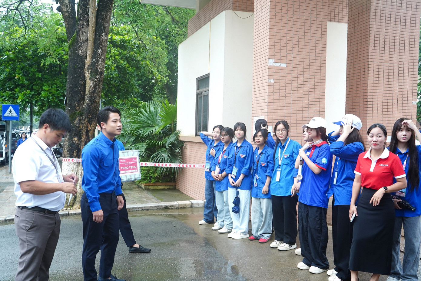 Anh Đồng Mạnh Linh - Phó Bí thư Tỉnh Đoàn Yên Bái đã đến thăm, động viên đội hình tiếp sức mùa thi tại điểm thi trường THPT Nguyễn Huệ (thành phố Yên Bái). Anh Đồng Mạnh Linh - Phó Bí thư Tỉnh Đoàn Yên Bái đã đến thăm, động viên đội hình tiếp sức mùa thi tại điểm thi trường THPT Nguyễn Huệ (thành phố Yên Bái).