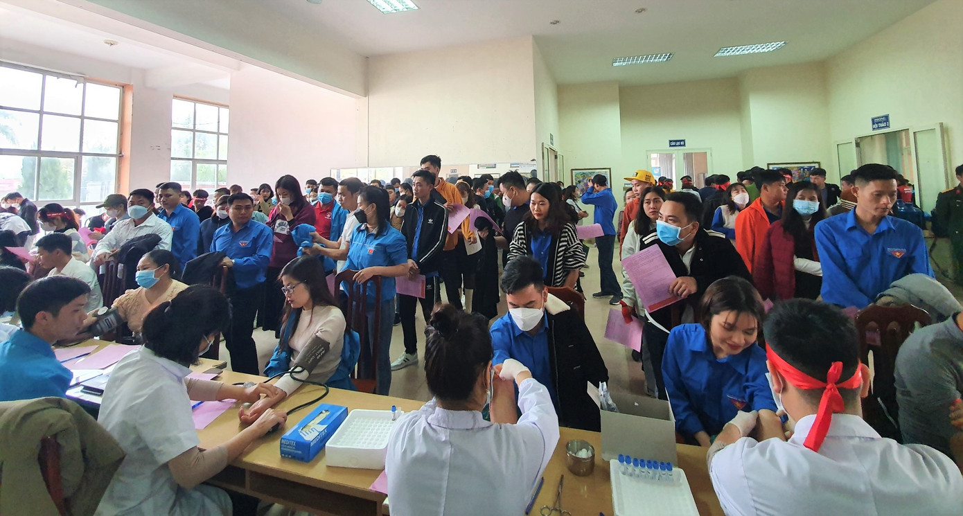 Từ sáng sớm, hàng trăm người đã có mặt ở Trung tâm Hoạt động Thanh thiếu nhi tỉnh Hòa Bình (TP. Hòa Bình, tỉnh Hòa Bình) xếp hàng dài chờ hiến máu Chủ nhật Đỏ lần thứ XV - năm 2023.