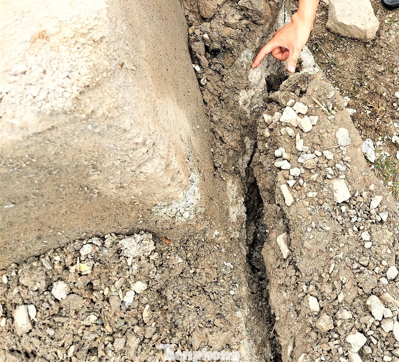 Tiểu dự án "Mở rộng và cải tạo lưới điện trung hạ áp tỉnh Ninh Bình" thuộc dự án "Phát triển lưới điện truyền tải và phân phối lần 2, vay vốn ngân hàng hợp tác Quốc tế Nhật Bản – JICA” do Bộ Công Thương phê duyệt từ ngày 08/02/2021. Trong ảnh, sau khi bị đào lên, có móng bê tông đã bị nứt vỡ. Tiểu dự án "Mở rộng và cải tạo lưới điện trung hạ áp tỉnh Ninh Bình" thuộc dự án "Phát triển lưới điện truyền tải và phân phối lần 2, vay vốn ngân hàng hợp tác Quốc tế Nhật Bản – JICA” do Bộ Công Thương phê duyệt từ ngày 08/02/2021. Trong ảnh, sau khi bị đào lên, có móng bê tông đã bị nứt vỡ.