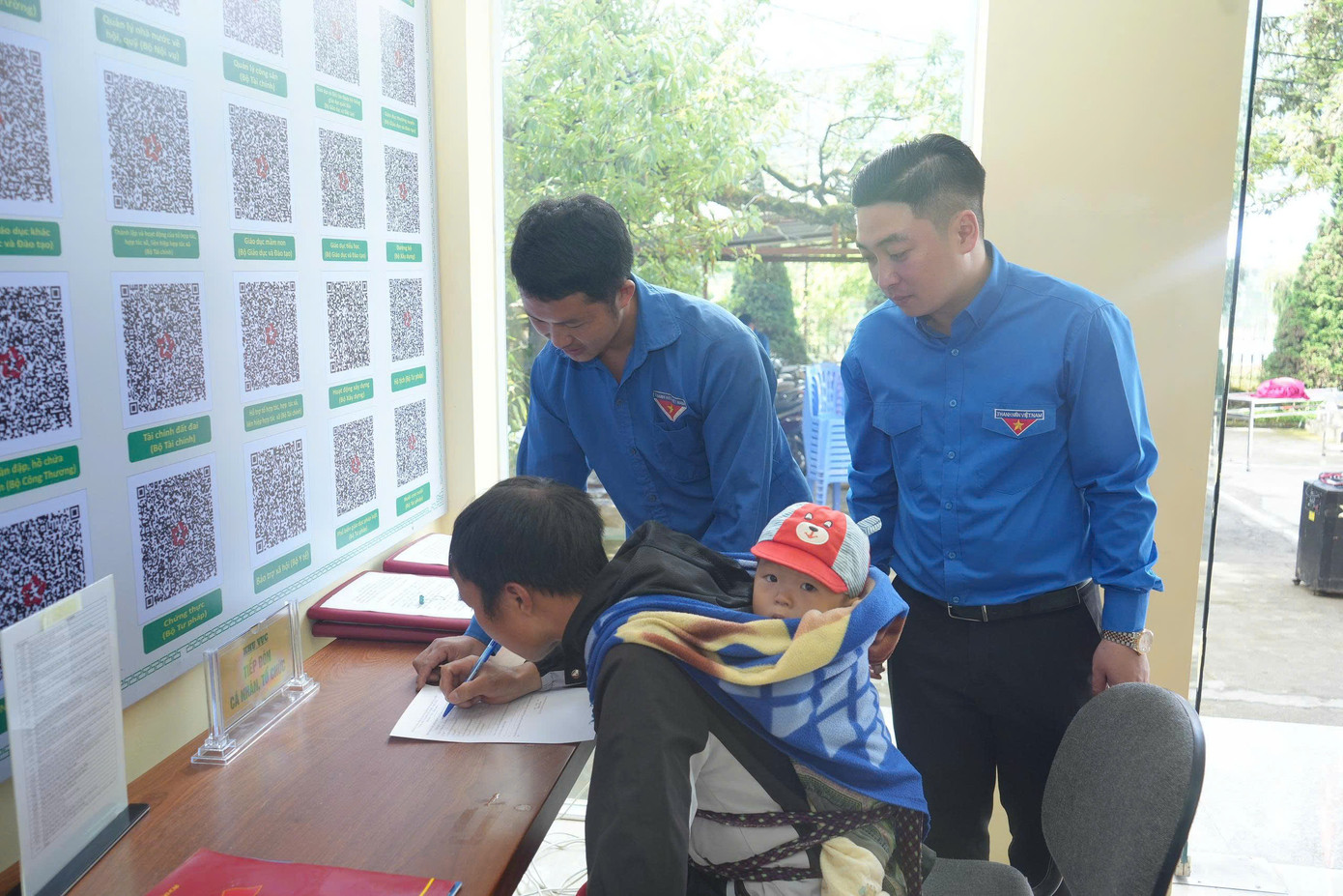 Nhiều người dân tộc thiểu số lần đầu thao tác trên màn hình cảm ứng nhưng không còn bỡ ngỡ bởi luôn có các bạn trẻ bên cạnh hướng dẫn tận tình. Chiến dịch ra quân cao điểm sẽ tiếp tục được duy trì trong suốt chiến dịch thanh niên tình nguyện hè 2025. Những hình ảnh đẹp về sự nhiệt tình, tận tụy của thanh niên Lào Cai hôm nay không chỉ lan tỏa tinh thần tình nguyện, mà còn góp phần xây dựng chính quyền số vững mạnh từ cơ sở, giúp người dân vùng cao từng bước tiếp cận cuộc cách mạng công nghệ một cách vững vàng và tự tin hơn.