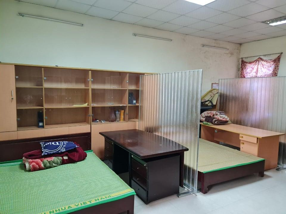 Công ty đã thực hiện xong việc phân chia khu vực ngủ nghỉ và vệ sinh từng bộ phận. Trang bị vật tư màn mỏng, khung nhựa gấp gọn cùng các đồ dùng thiết yếu hằng ngày cho công nhân.