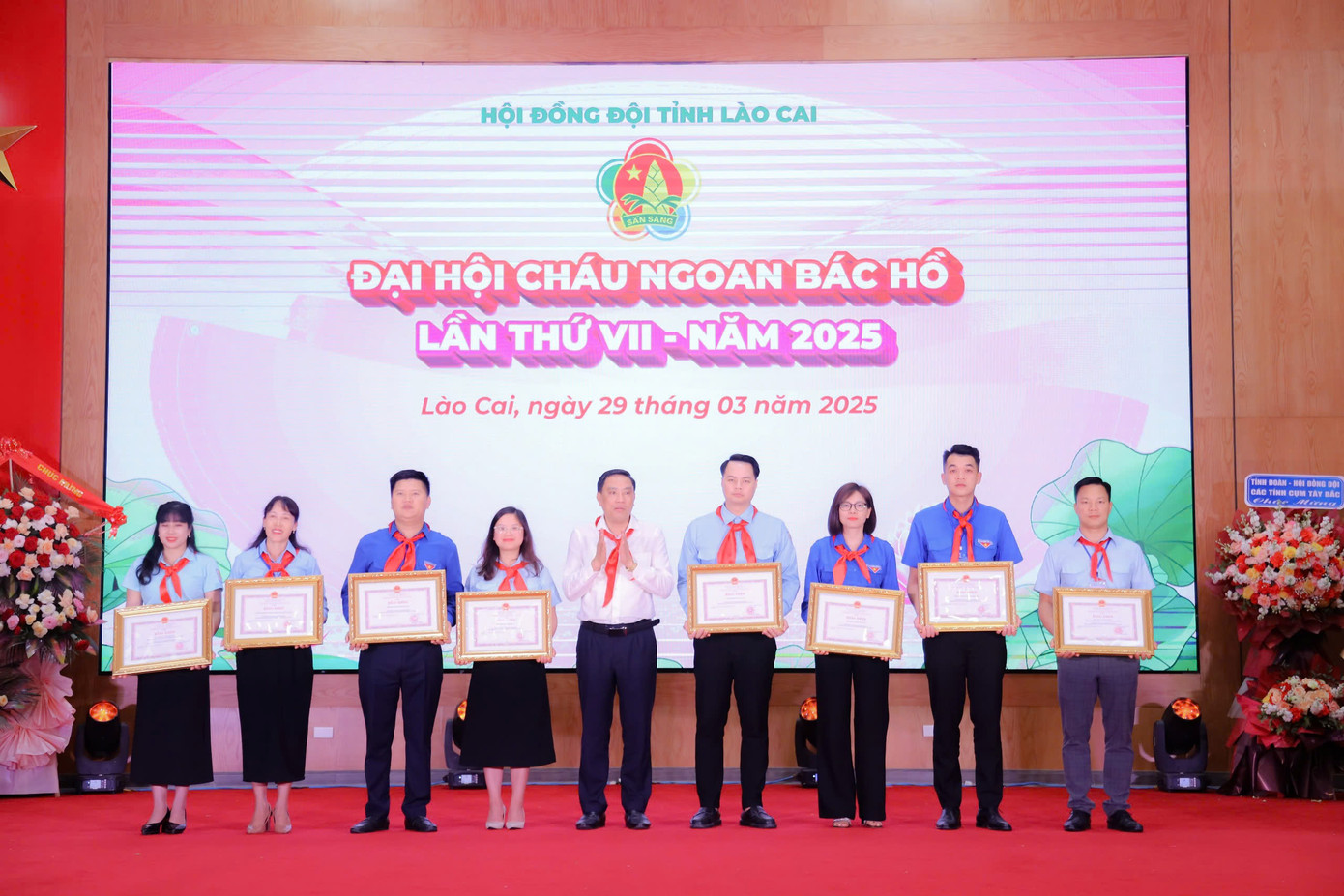 Ông Hoàng Giang - Phó Bí thư Tỉnh ủy Lào Cai tặng Bằng khen của Chủ tịch UBND tỉnh Lào Cai cho các tập thể, cá nhân. Ông Hoàng Giang - Phó Bí thư Tỉnh ủy Lào Cai tặng Bằng khen của Chủ tịch UBND tỉnh Lào Cai cho các tập thể, cá nhân.