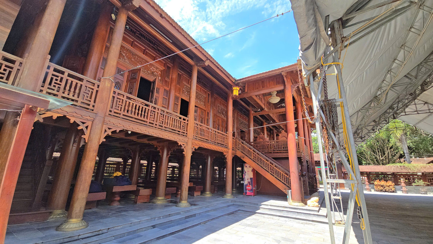 Dưới tầng 1 có bố trí 14 bộ sập bằng gỗ đinh hương, cẩm lai cao cấp nguyên khối, có chiều dài từ 3-4,8 m có tuổi từ 300-500 năm. Bên cạnh đó, khu nhà sàn thiết kế 2 cổng chính, cổng có đường kính cột là 75 cm, cao 3,5 m.