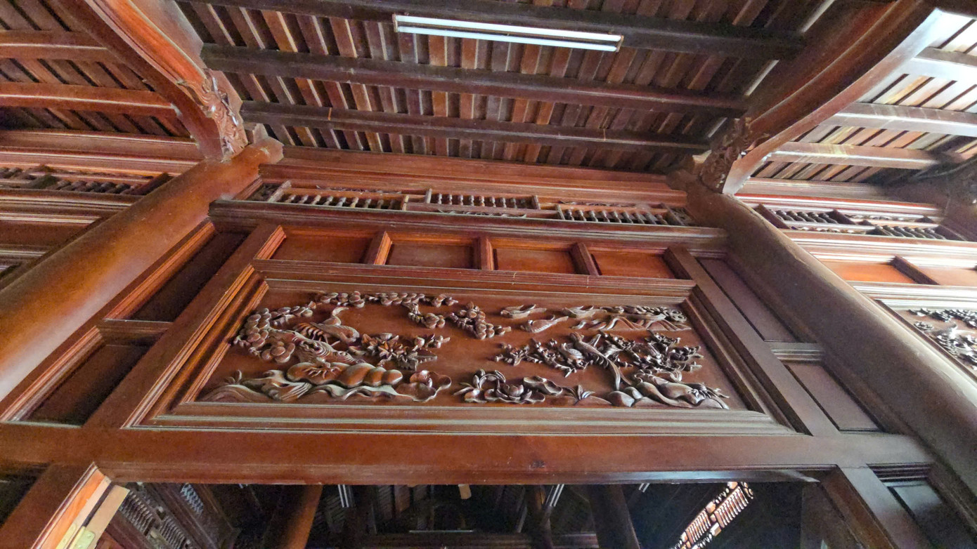 Những bức chạm trổ trang trí nhiều hoa văn tinh xảo trên khung cửa