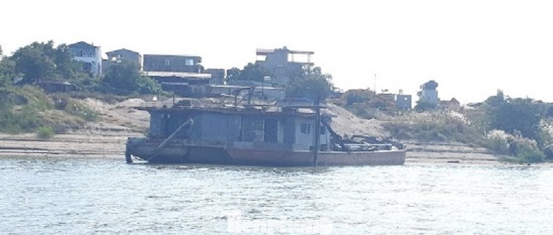 Những tàu không phải nằm im một chỗ, không hoạt động mà thường xuyên hoạt động. Ban ngày, tàu này thường thay đổi vị trí đỗ trên bờ sông Hồng; đến đêm, đoàn tàu này sẽ di chuyển hút cát.