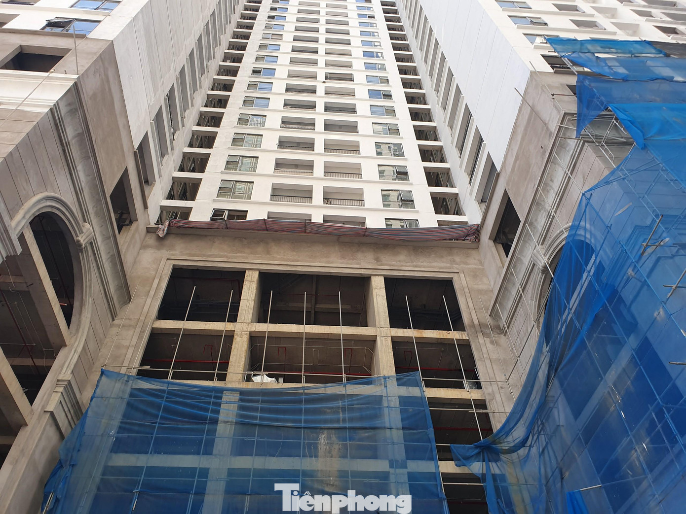 Ngày 24/7, Sở Xây dựng Hà Nội đã có văn bản hỏa tốc yêu cầu chủ đầu tư, các nhà thầu xây dựng dừng mọi hoạt động xây dựng tại tất cả các công trình trong vòng 15 ngày, kể từ 6 giờ ngày 24/7. Trong ảnh là Dự án Tổ hợp văn phòng và nhà ở Housinco Tân Triều (Thanh Trì, Hà Nội) đang dừng thi công.