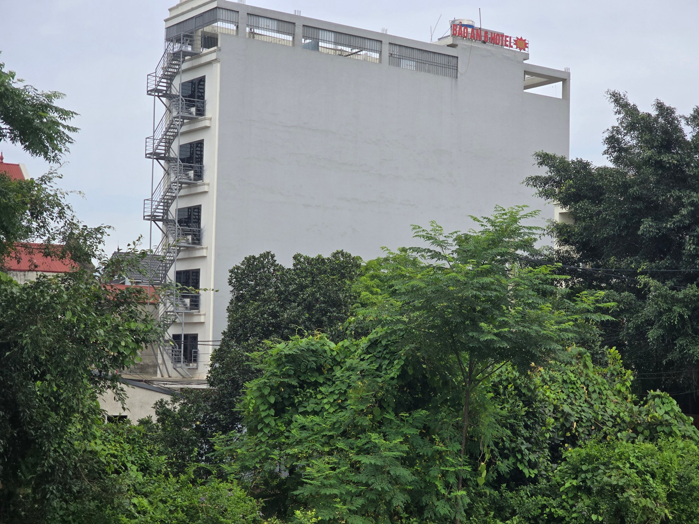 Công trình khách sạn của ông Linh từ trên đê nhìn xuống