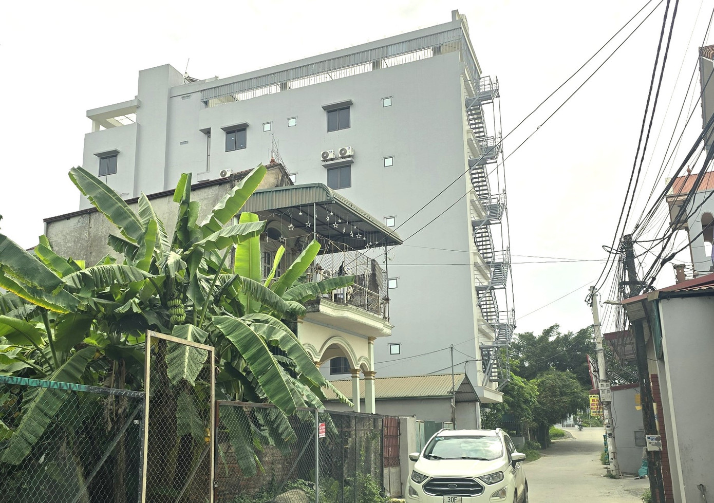 Công trình khách sạn 7 tầng, dài 24m, rộng 5m được xây dựng trên diện tích 120m2 đất ao do UBND xã Thanh Cao quản lý vẫn cạnh triền đê.