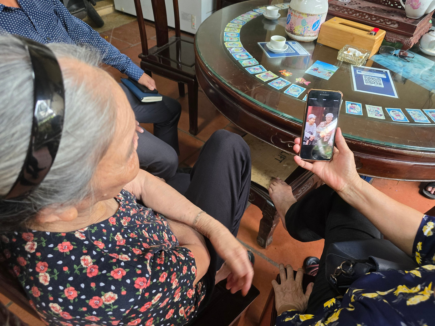 Bà Viên cùng người thân xem lại những kỷ niệm với Tổng Bí thư. Bà Viên cùng người thân xem lại những kỷ niệm với Tổng Bí thư.