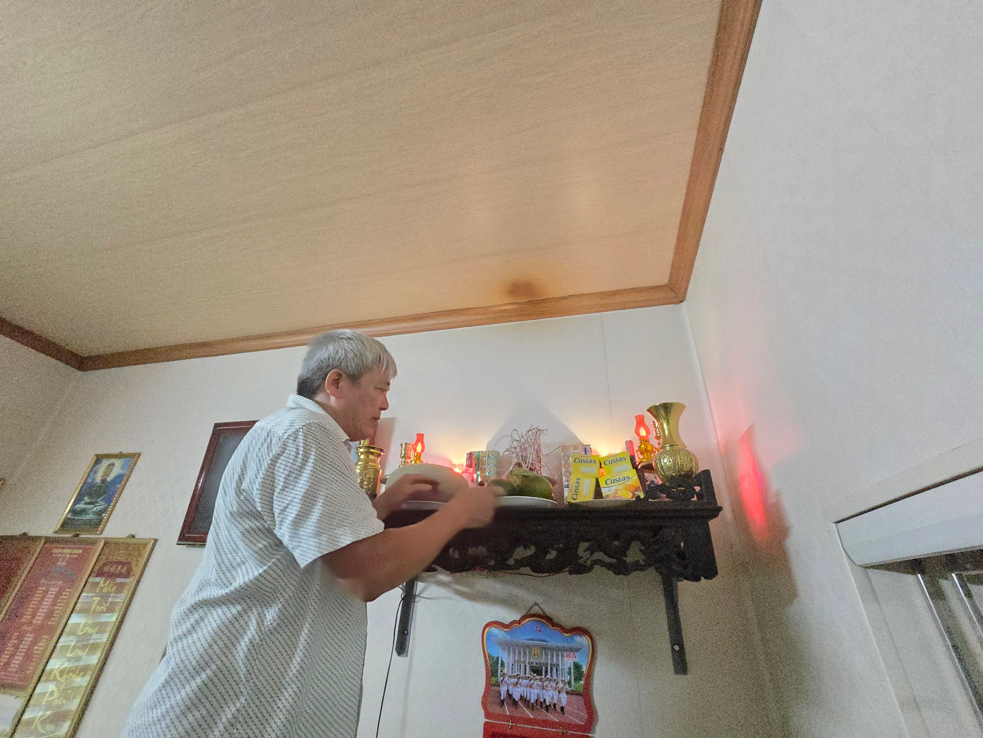 Ông Nguyễn Phú Hoành thắp hương ban thờ gia tiên. Ông Nguyễn Phú Hoành thắp hương ban thờ gia tiên.