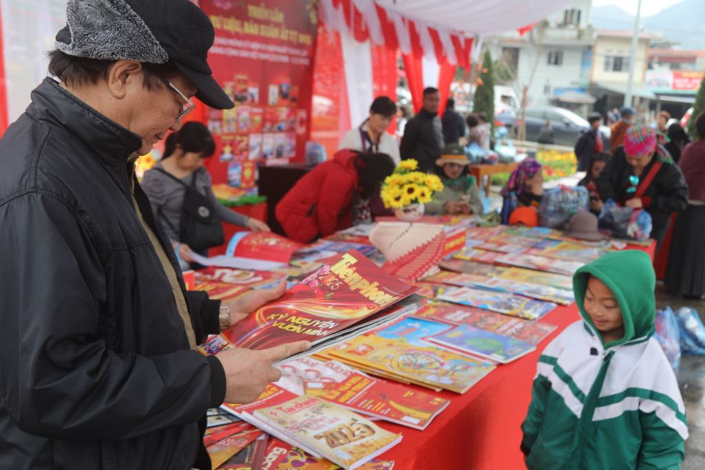 Trong khuôn khổ Festival, có nhiều hoạt động đi kèm như trưng bày tư liệu, ảnh về Bắc Hà và lễ hội báo xuân được tổ chức tại trung tâm huyện. Trong ảnh: Một bạn đọc đang cầm trên tay ấn phẩm báo xuân của Tiền Phong. Trong khuôn khổ Festival, có nhiều hoạt động đi kèm như trưng bày tư liệu, ảnh về Bắc Hà và lễ hội báo xuân được tổ chức tại trung tâm huyện. Trong ảnh: Một bạn đọc đang cầm trên tay ấn phẩm báo xuân của Tiền Phong.