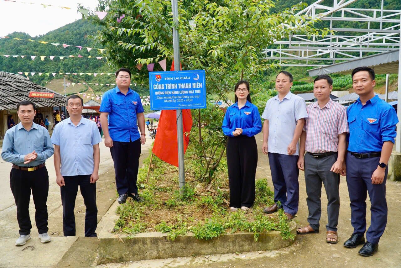 Khánh thành “Đường điện năng lượng mặt trời” cho bà con bản Nậm Pắt, xã Tà Mung.