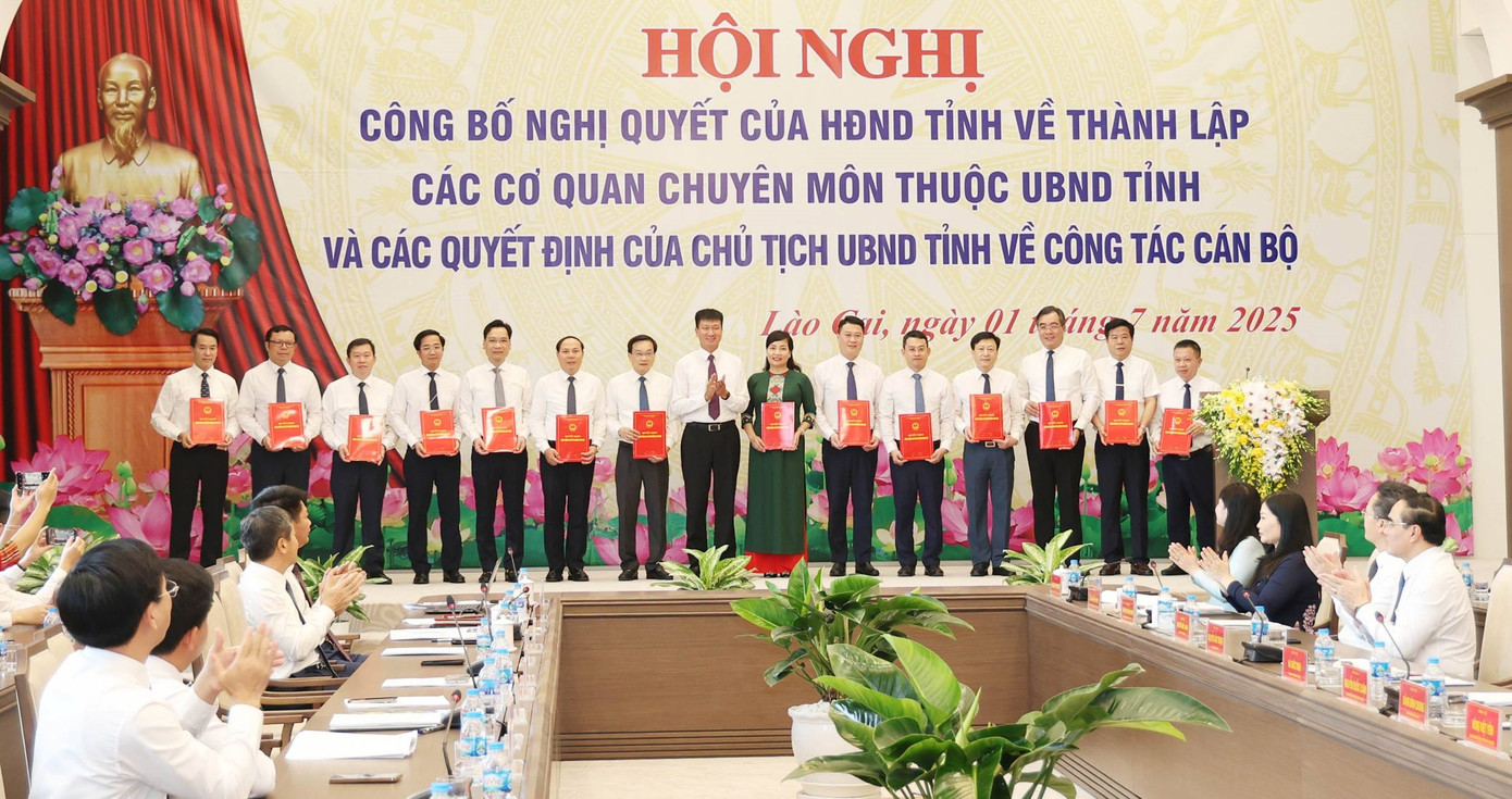 Ông Trần Huy Tuấn, Chủ tịch UBND tỉnh trao Quyết định cho 14 Giám đốc, Phó Giám đốc phụ trách các cơ quan chuyên môn thuộc UBND tỉnh Lào Cai. Ảnh: Linh Vũ Ông Trần Huy Tuấn, Chủ tịch UBND tỉnh trao Quyết định cho 14 Giám đốc, Phó Giám đốc phụ trách các cơ quan chuyên môn thuộc UBND tỉnh Lào Cai. Ảnh: Linh Vũ