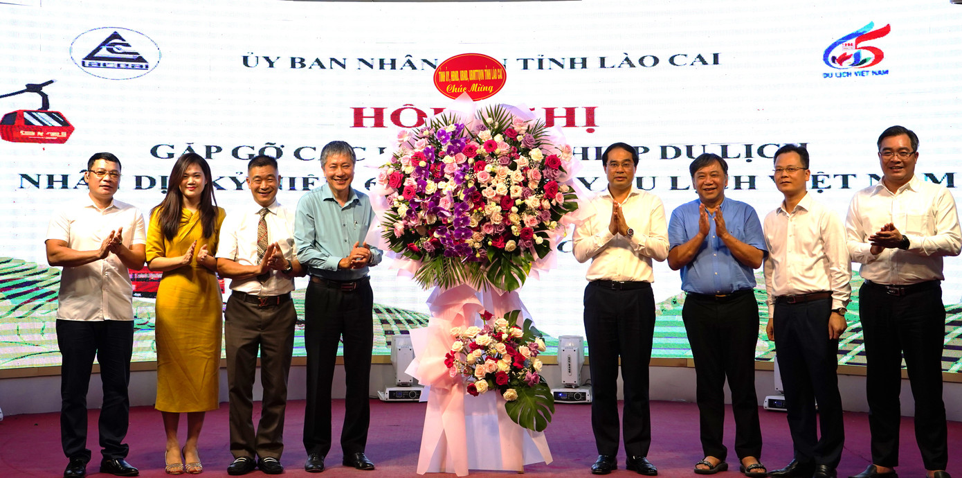 Bí thư Tỉnh ủy Lào Cai và đại diện các Sở, ngành tặng hoa các doanh nghiệp du lịch nhân kỷ niệm 65 năm Ngày Du lịch Việt Nam