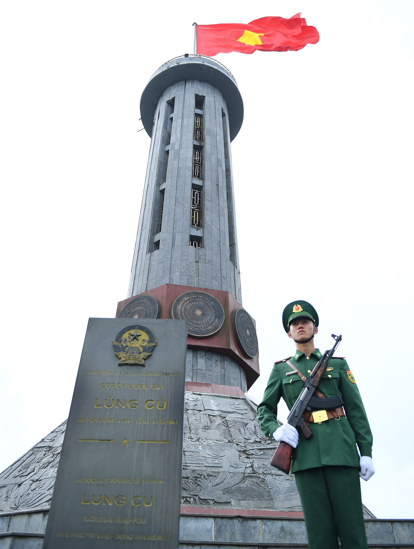 Lễ Chào cờ trang nghiêm, thiêng liêng dưới chân cột cờ Quốc gia Lũng Cú.