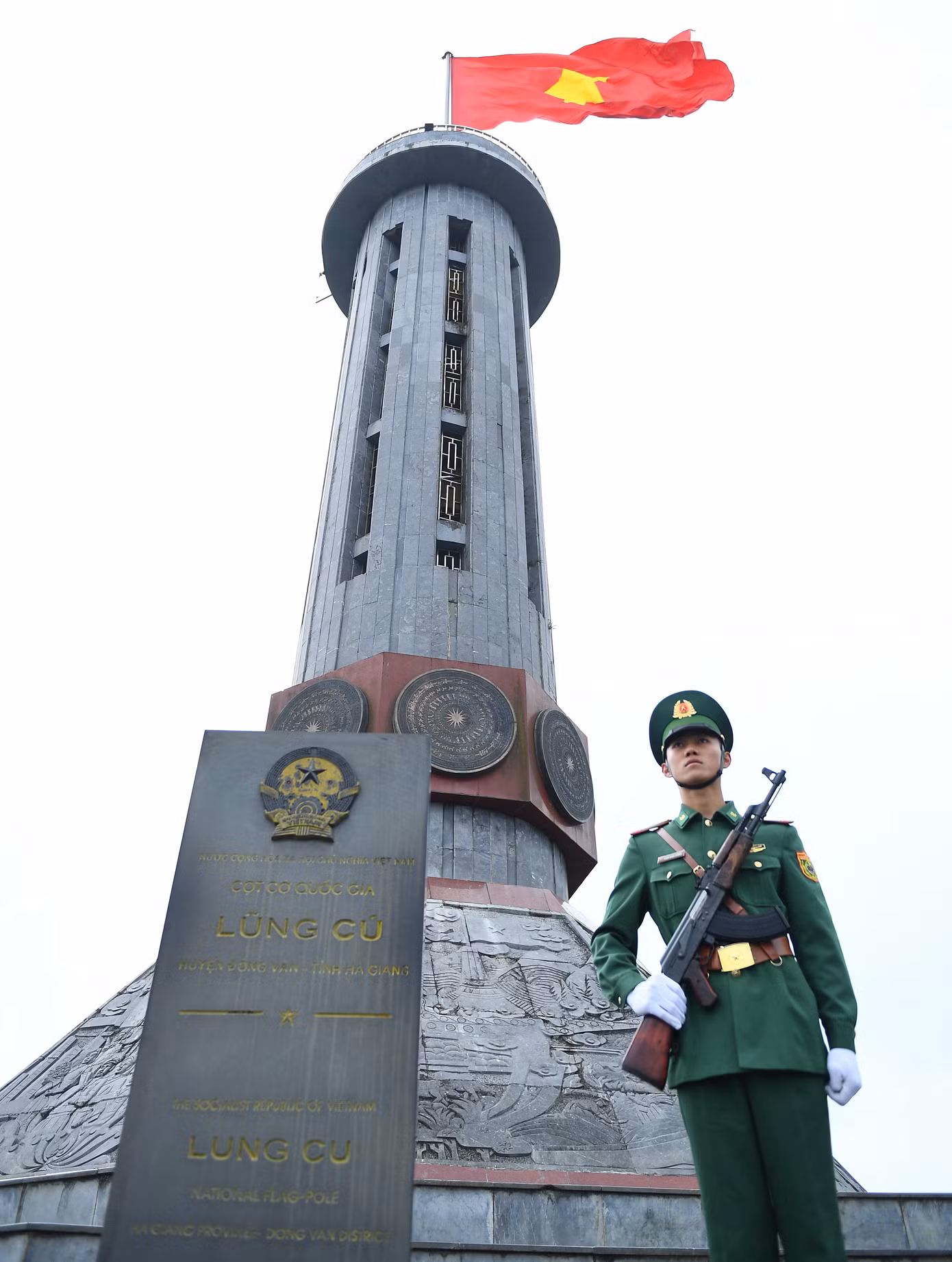 Lễ Chào cờ trang nghiêm, thiêng liêng dưới chân cột cờ Quốc gia Lũng Cú.