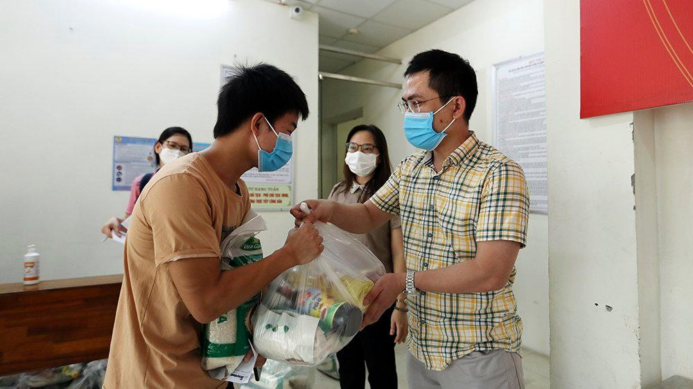 Mỗi suất quà gồm túi an sinh có gạo, dầu ăn, nước mắm, lạc và bột canh (trị giá 300 nghìn đồng) và 200 nghìn đồng tiền mặt.