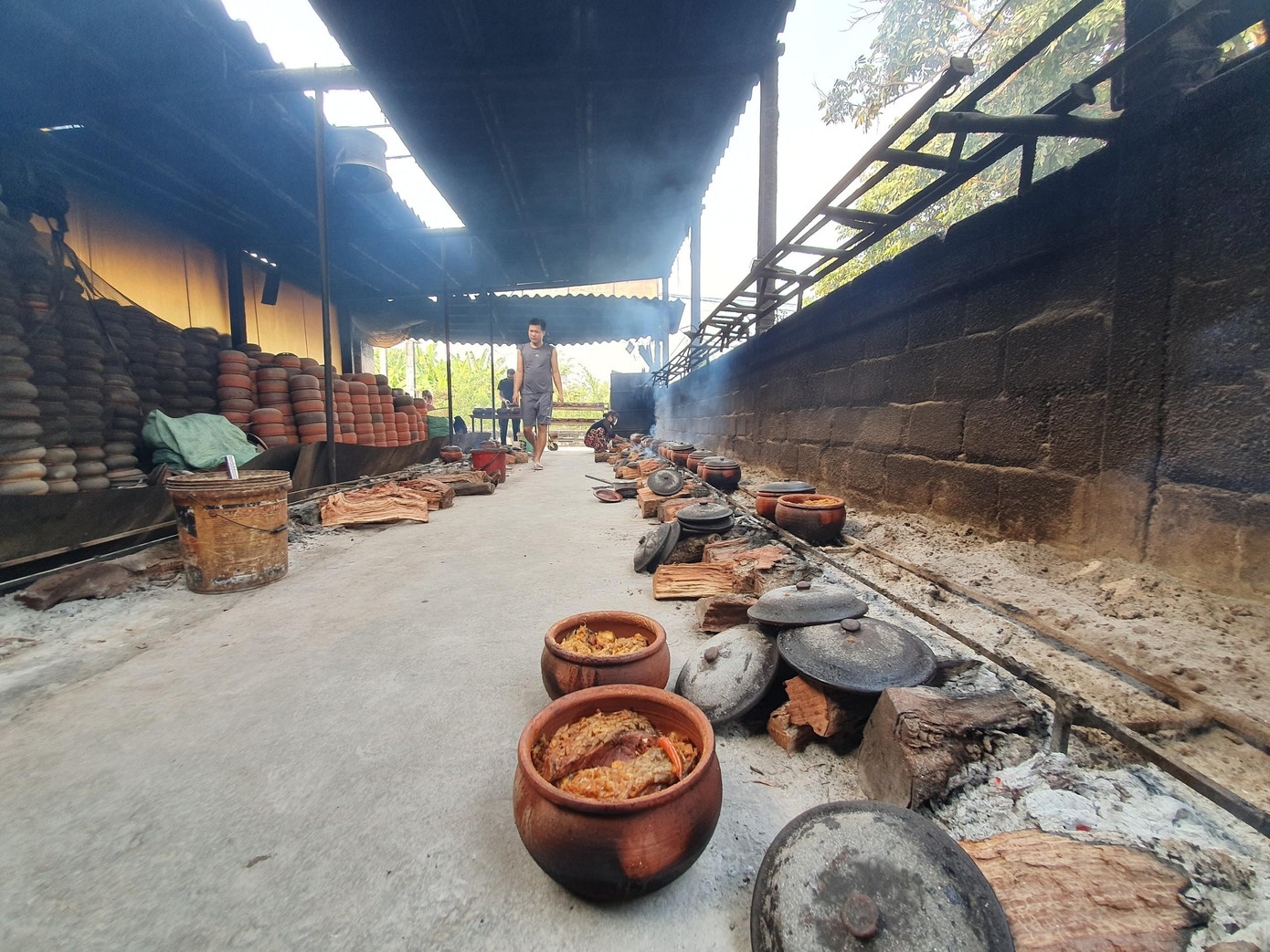 Mỗi niêu cá phải đun ít nhất 12 - 15 tiếng đồng hồ. Khi cá sôi lên, phải cho nhỏ lửa, rồi ủ than với trấu cho ngọn lửa âm ỉ.