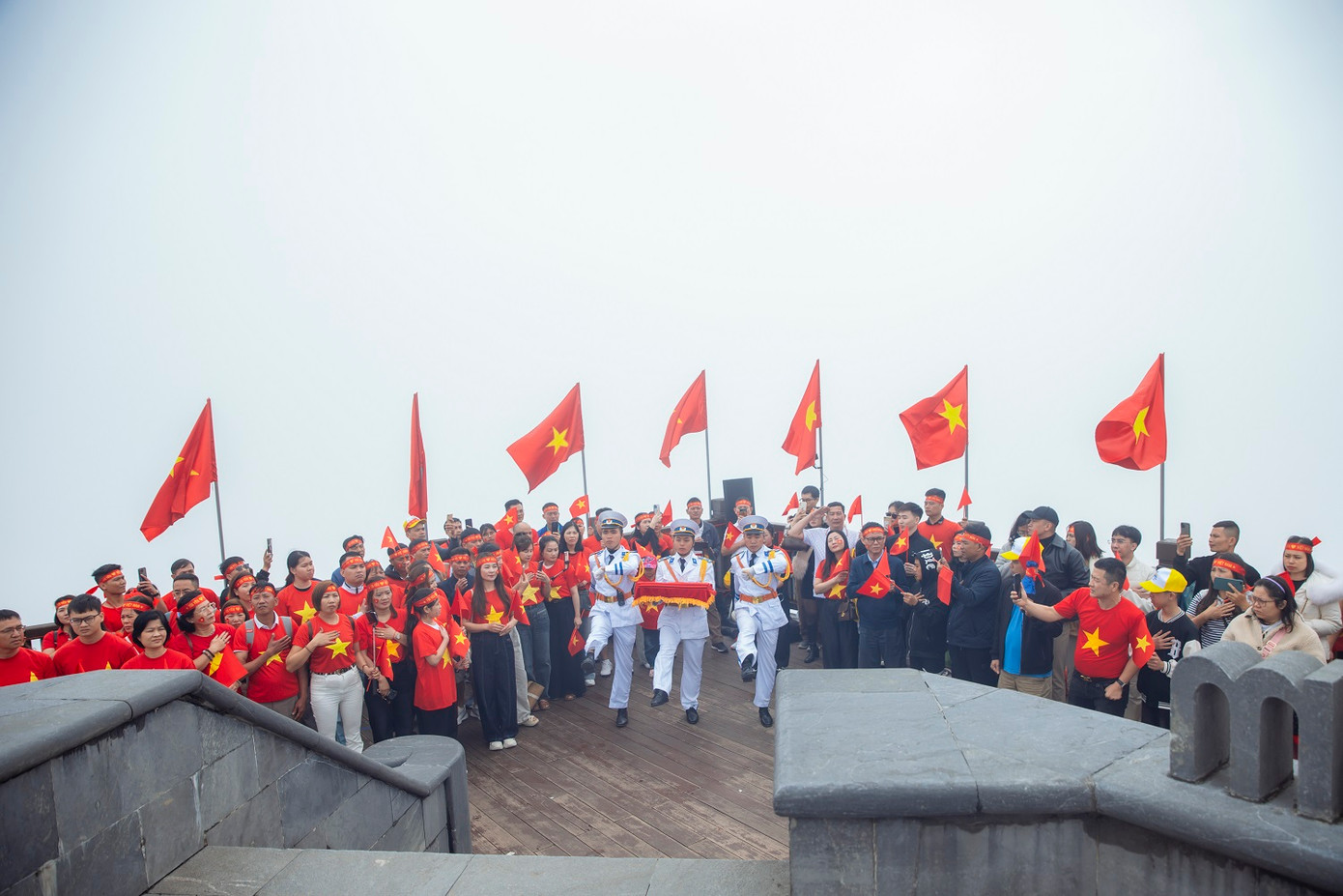 Sáng 30/4, giữa tầng mây trắng bềnh bồng ở độ cao 3.143m, lá cờ Tổ quốc thiêng liêng tung bay trong nghi thức Lễ thượng cờ xúc động, mừng 50 năm Ngày Giải phóng miền Nam, thống nhất đất nước.