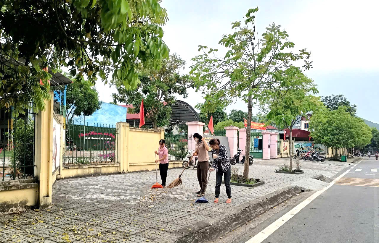 Người dân tổ chức quét dọn ngõ phố, trước các cổng trường, công sở để chuẩn bị đón ngày lễ trọng đại của đất nước.