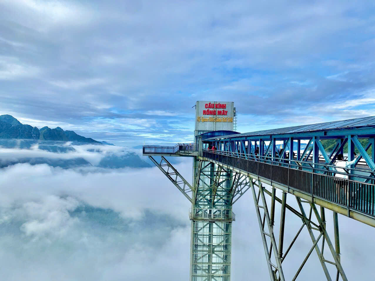 Khu du lịch Cầu kính Rồng Mây.