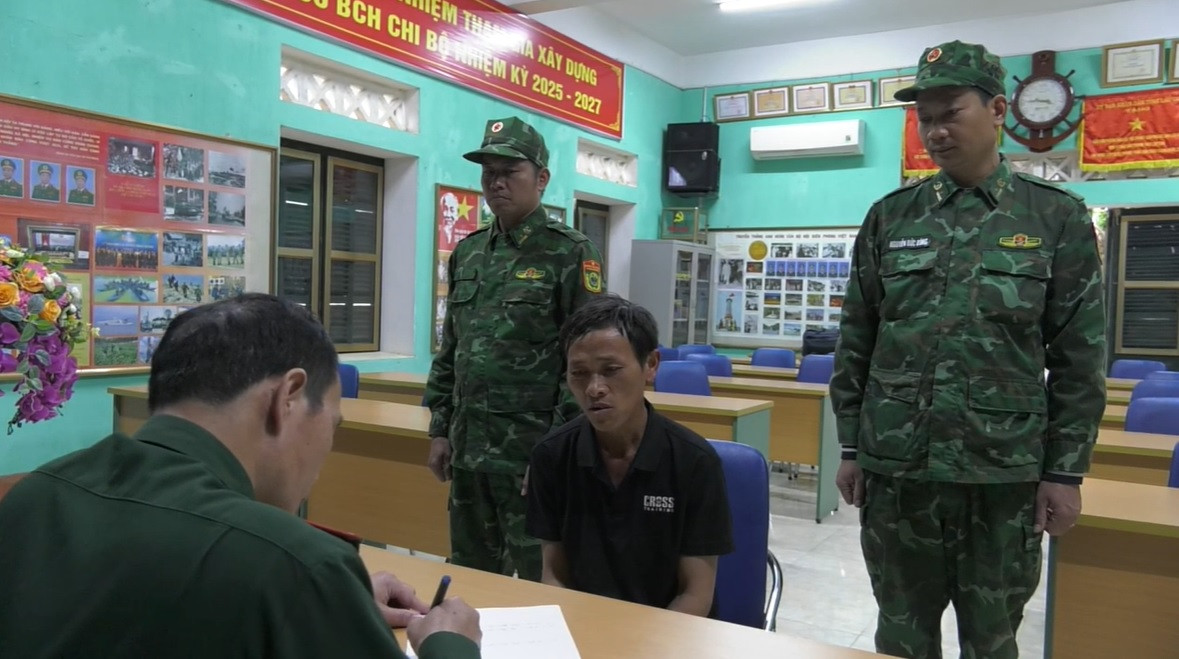 Đối tượng Hảng Seo Dín (áo đen) Đối tượng Hảng Seo Dín (áo đen)