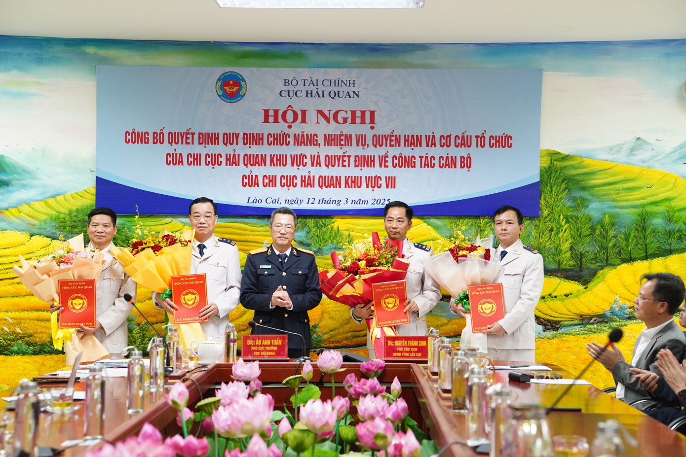 Ông Âu Văn Tuấn, Phó Cục trưởng Cục Hải quan trao quyết định cho các Phó Chi cục trưởng Chi cục Hải quan Khu vực VII.