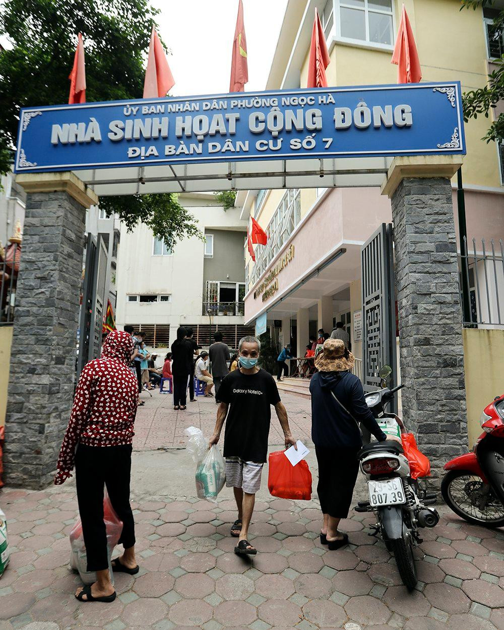 Trong buổi chiều 20/9, toàn bộ 200 suất quà đã được trao tận tay những gia đình có hoàn cảnh khó khăn tại 3 phường của quận Ba Đình (Hà Nội).