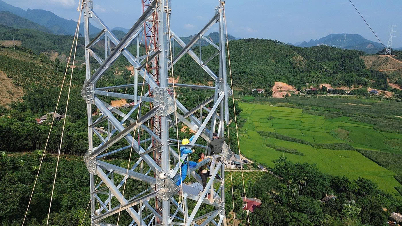 “Làm trên cao mệt hơn dưới đất nhiều. Vừa nắng, vừa phải căng người giữ thăng bằng, thao tác phải chính xác từng li từng tí”, anh Trần Công Giang nói.