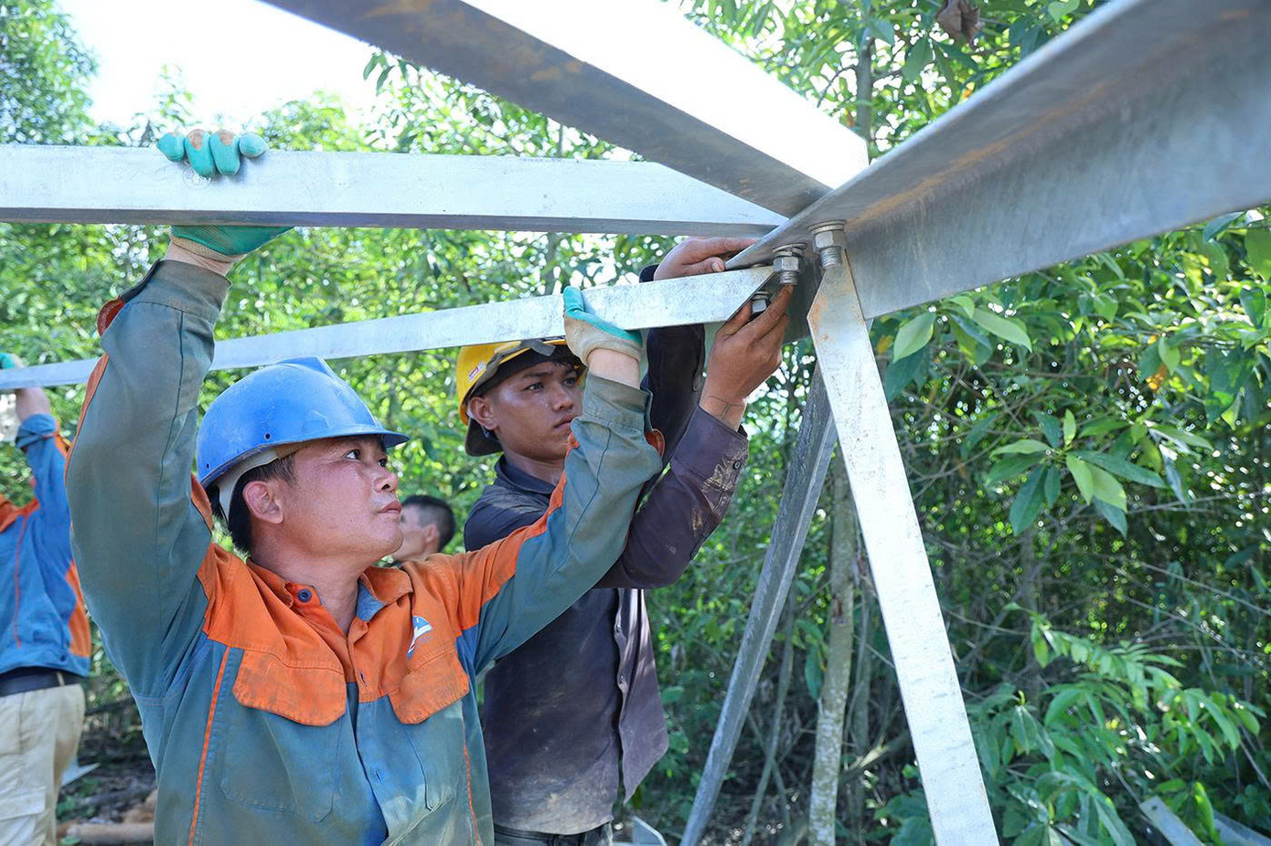 Công nhân lắp bu-lông, siết ốc vít