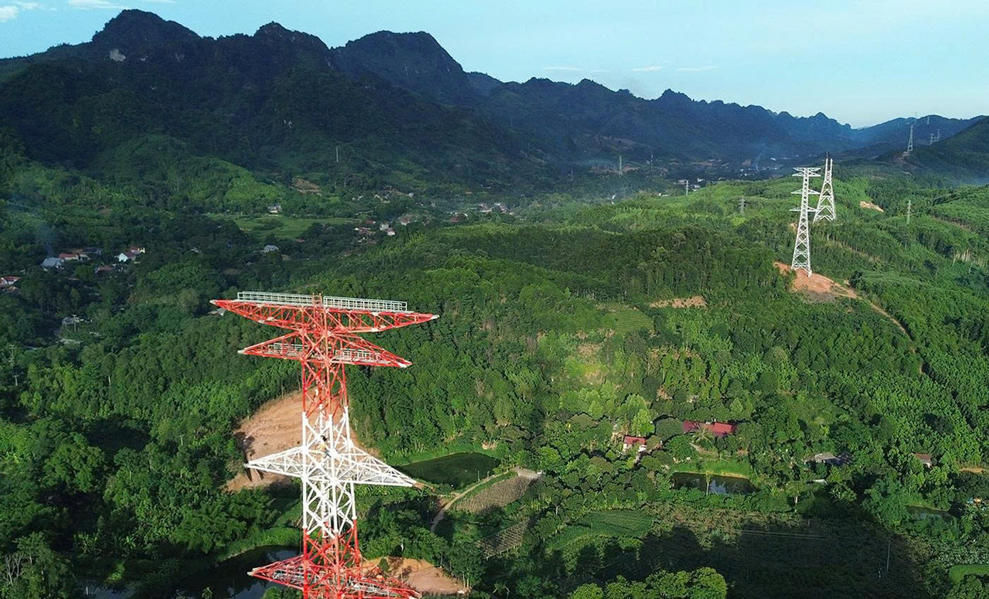 Các nhà thầu xây dựng lên phương án thi công trong điều kiện sạt lở, đường trơn và nguy cơ ngập lụt