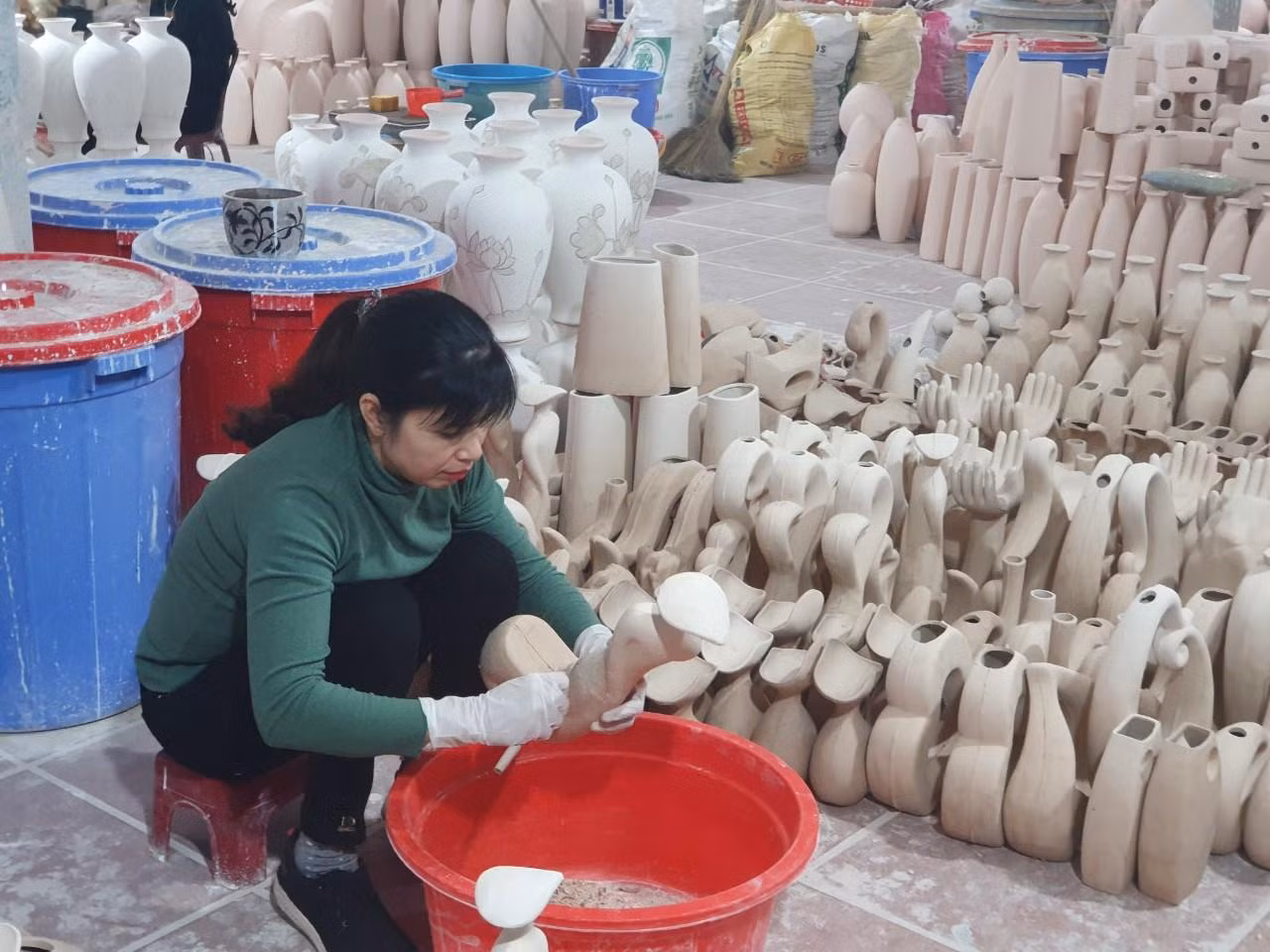Trong ảnh là bước tạo hình cho các sản phẩm gốm