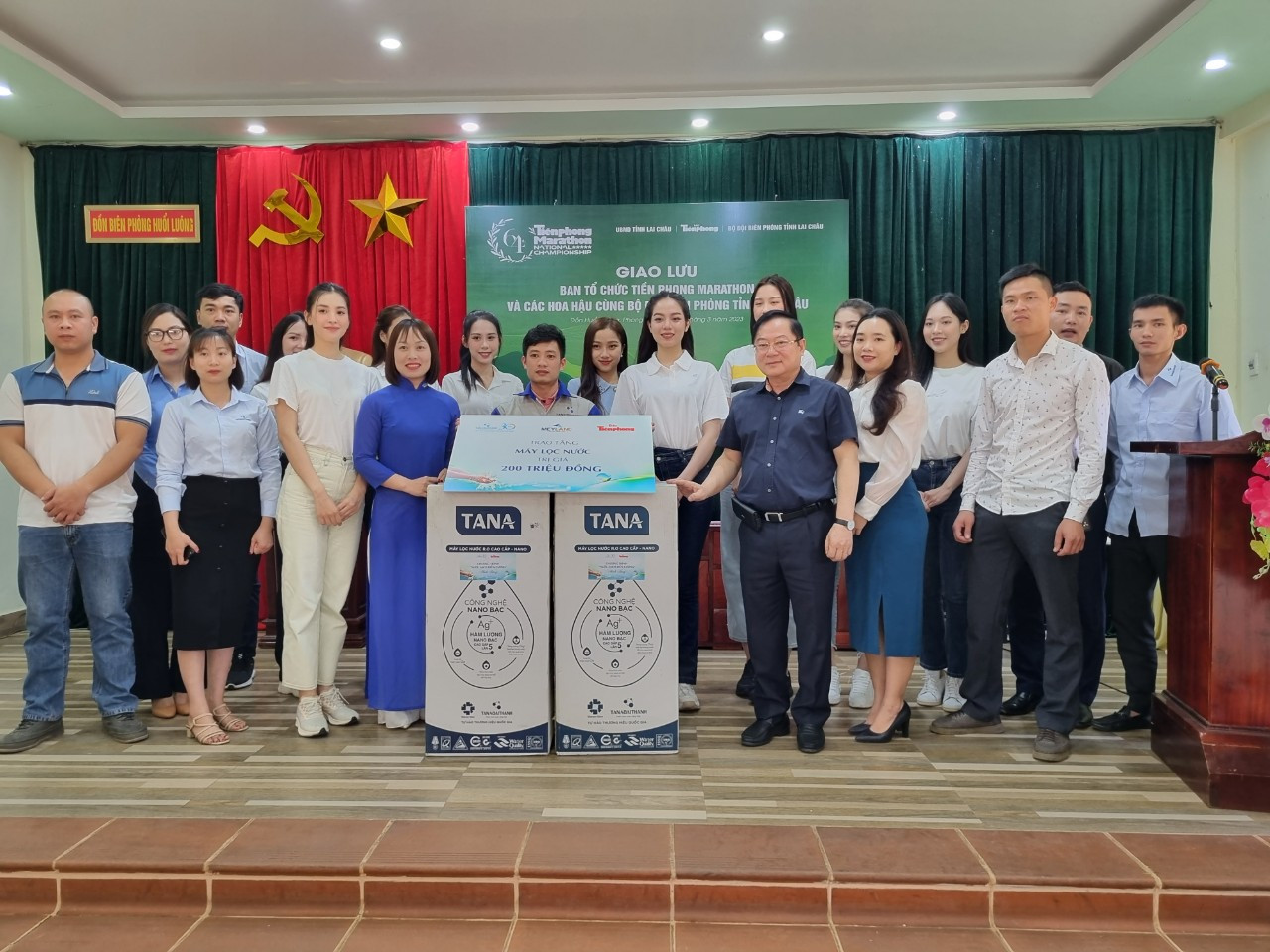 BTC chương trình trao tặng Bộ đội biên phòng Lai châu máy lọc nước trị giá 200 triệu đồng. BTC chương trình trao tặng Bộ đội biên phòng Lai châu máy lọc nước trị giá 200 triệu đồng.