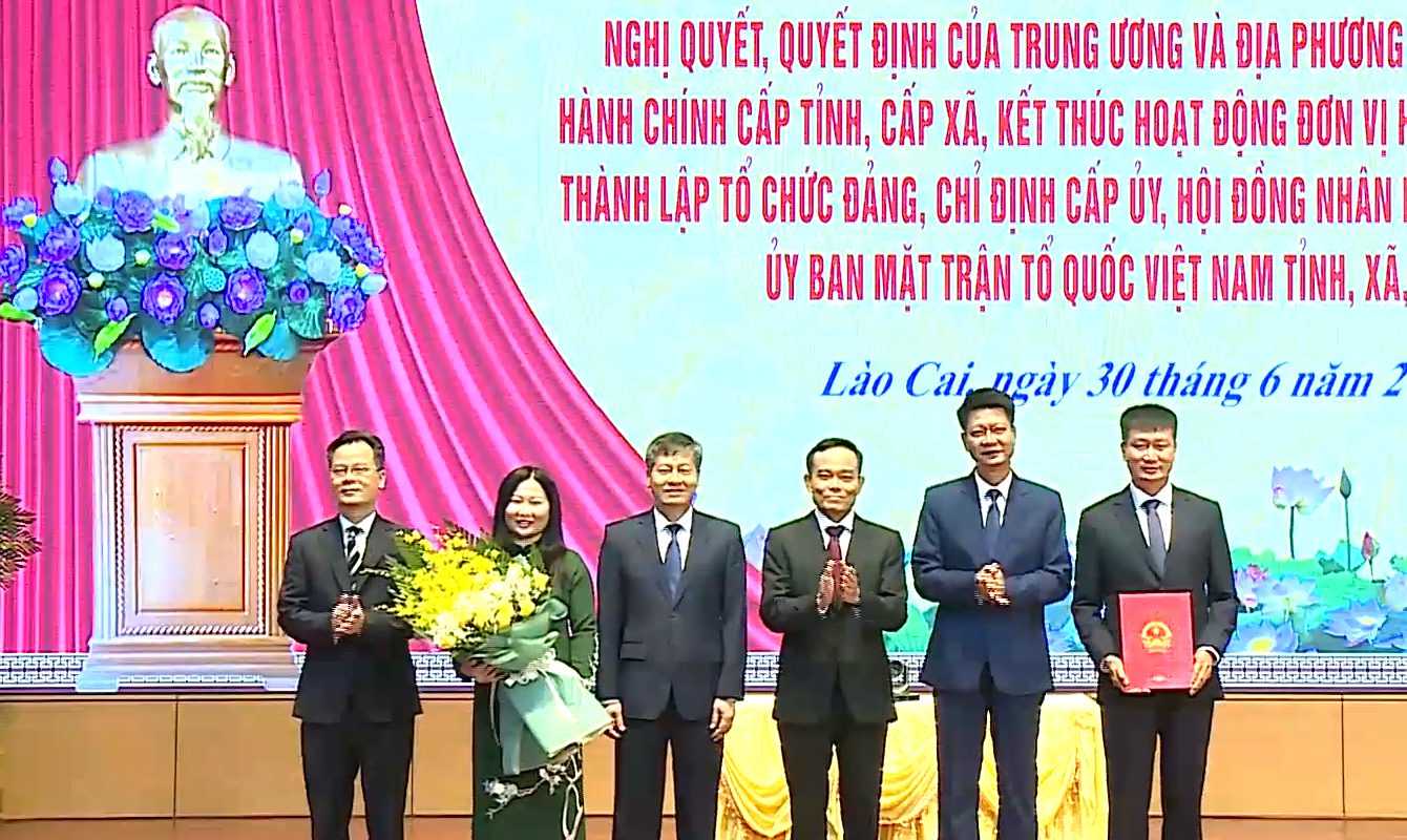 Ông Trần Huy Tuấn Chủ tịch UBND tỉnh và các Phó Chủ tịch UBND tỉnh Lào Cai nhiệm kỳ 2021–2026 Ông Trần Huy Tuấn Chủ tịch UBND tỉnh và các Phó Chủ tịch UBND tỉnh Lào Cai nhiệm kỳ 2021–2026