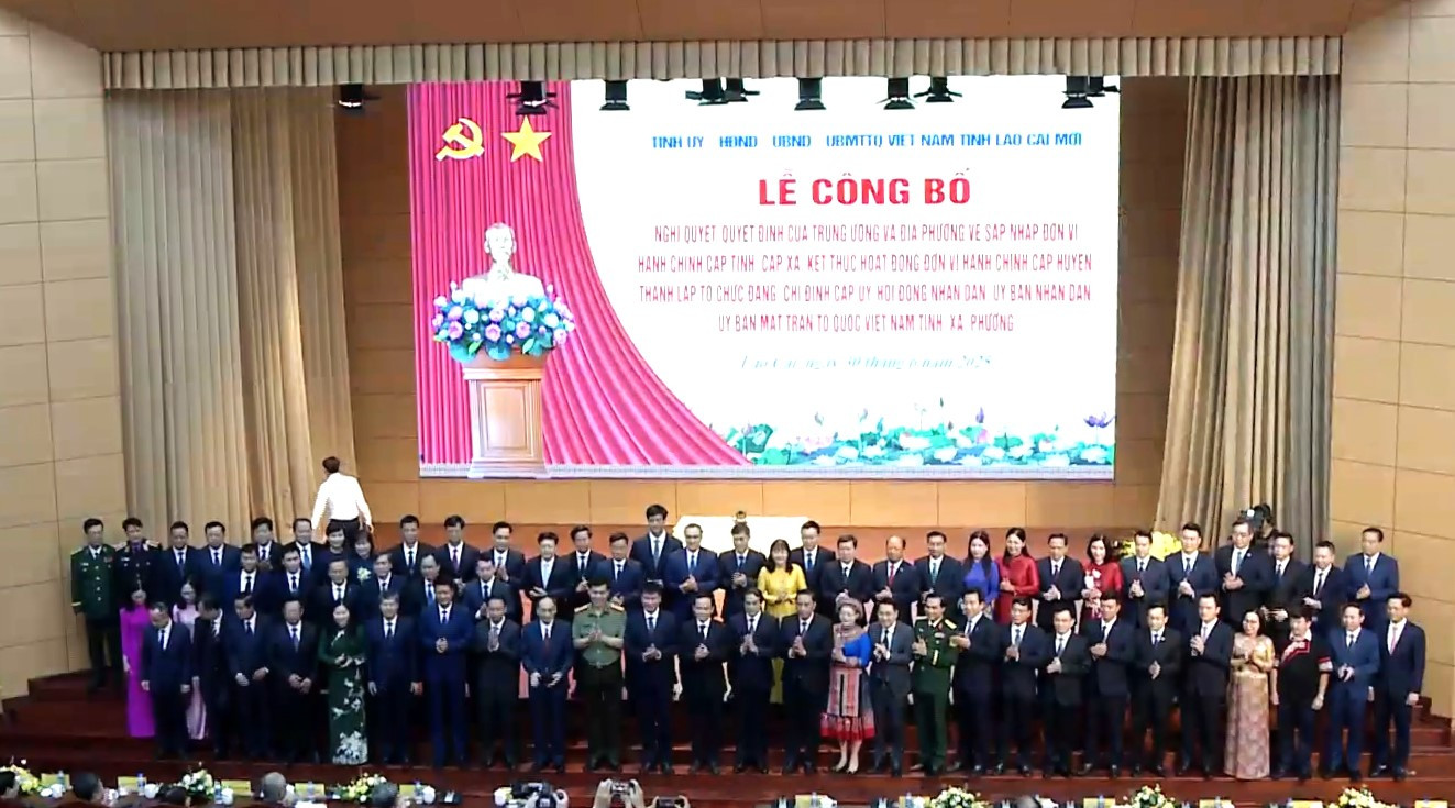 Ban Chấp hành Đảng bộ tỉnh Lào Cai nhiệm kỳ 2020-2025 gồm 67 đồng chí ra mắt tại buổi lễ.