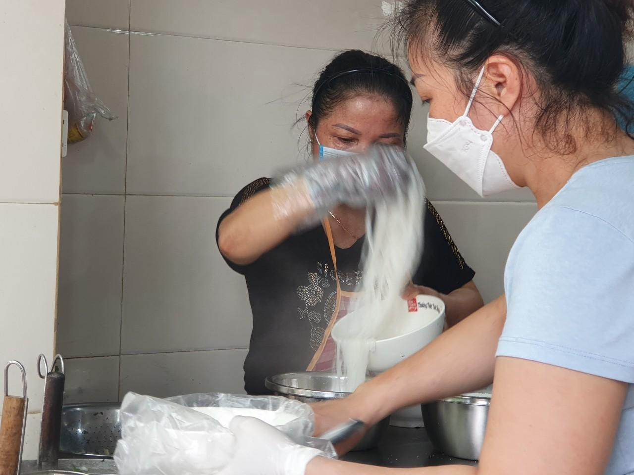 Chủ quán cho biết, mấy ngày nay, mỗi ngày cửa hàng nhập hàng tạ thịt bò, bánh phở để phục vụ khách. Trung bình, mỗi ngày quán bán hơn nghìn bát phở. Chủ quán cho biết, mấy ngày nay, mỗi ngày cửa hàng nhập hàng tạ thịt bò, bánh phở để phục vụ khách. Trung bình, mỗi ngày quán bán hơn nghìn bát phở.