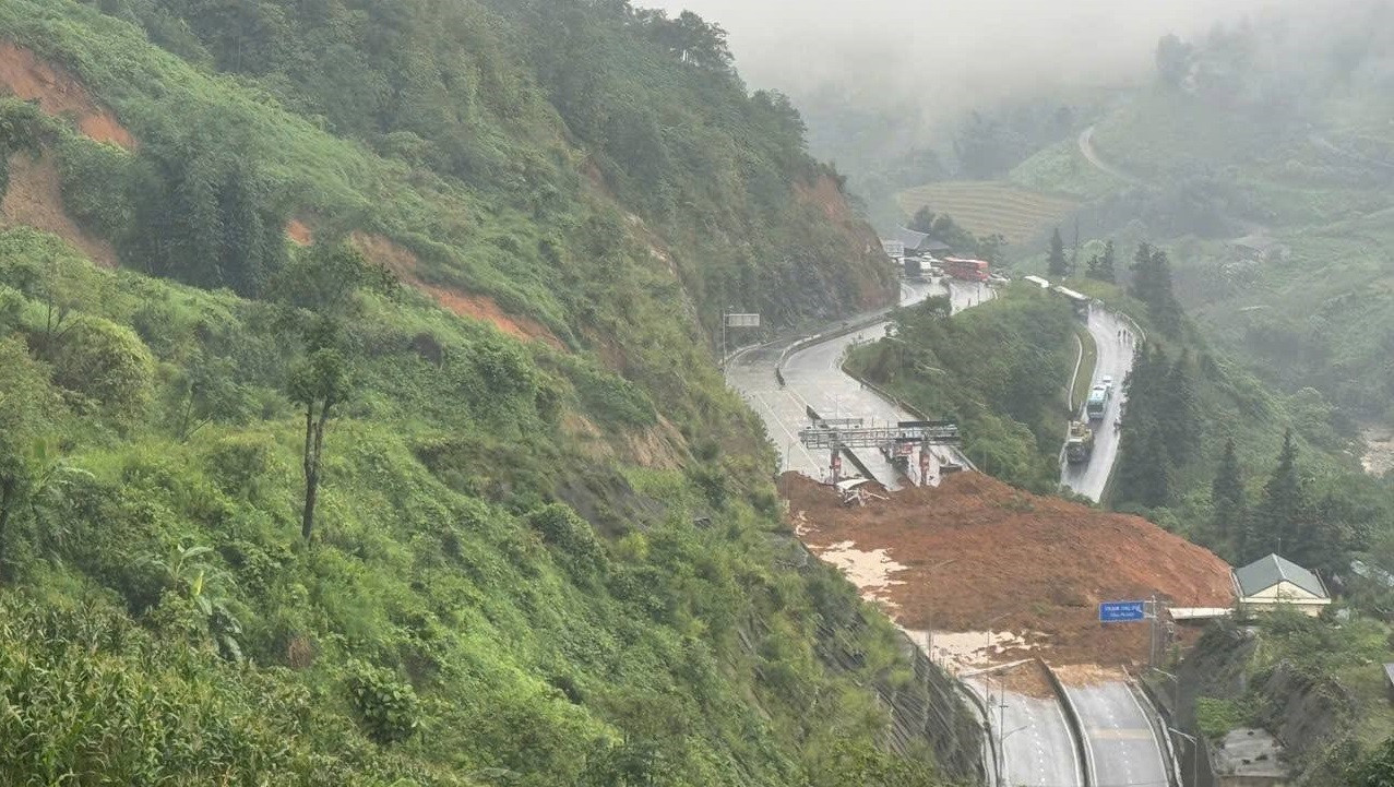 Khu vực sạt lở trên QL 4D thuộc khu vực Trạm thu phí BOT Lào Cai - Sa Pa gần cầu Móng Sến. Khu vực sạt lở trên QL 4D thuộc khu vực Trạm thu phí BOT Lào Cai - Sa Pa gần cầu Móng Sến.