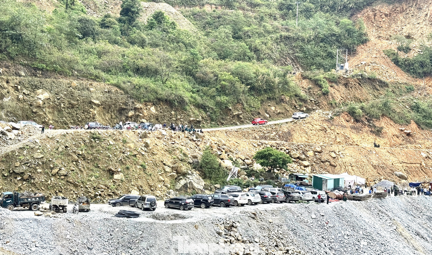 Từ thành phố Lai Châu đến xã Sì Lở Lầu (Phong Thổ) - nơi xảy ra vụ sạt lở thi công Thủy điện Tả Páo Hồ 1A hơn 90km, mất khoảng 3 giờ đồng hồ di chuyển vì đường đi vòng vèo, khó khăn. Từ thành phố Lai Châu đến xã Sì Lở Lầu (Phong Thổ) - nơi xảy ra vụ sạt lở thi công Thủy điện Tả Páo Hồ 1A hơn 90km, mất khoảng 3 giờ đồng hồ di chuyển vì đường đi vòng vèo, khó khăn.