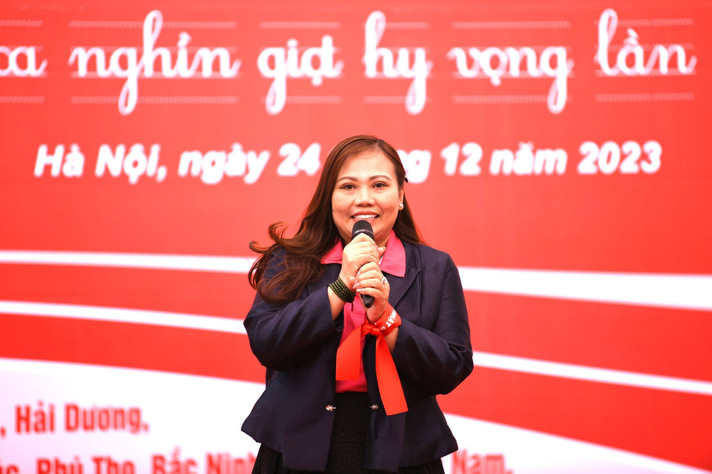 Bà Vũ Thu Hằng phát biểu tại chương trình Chủ Nhật Đỏ Bà Vũ Thu Hằng phát biểu tại chương trình Chủ Nhật Đỏ