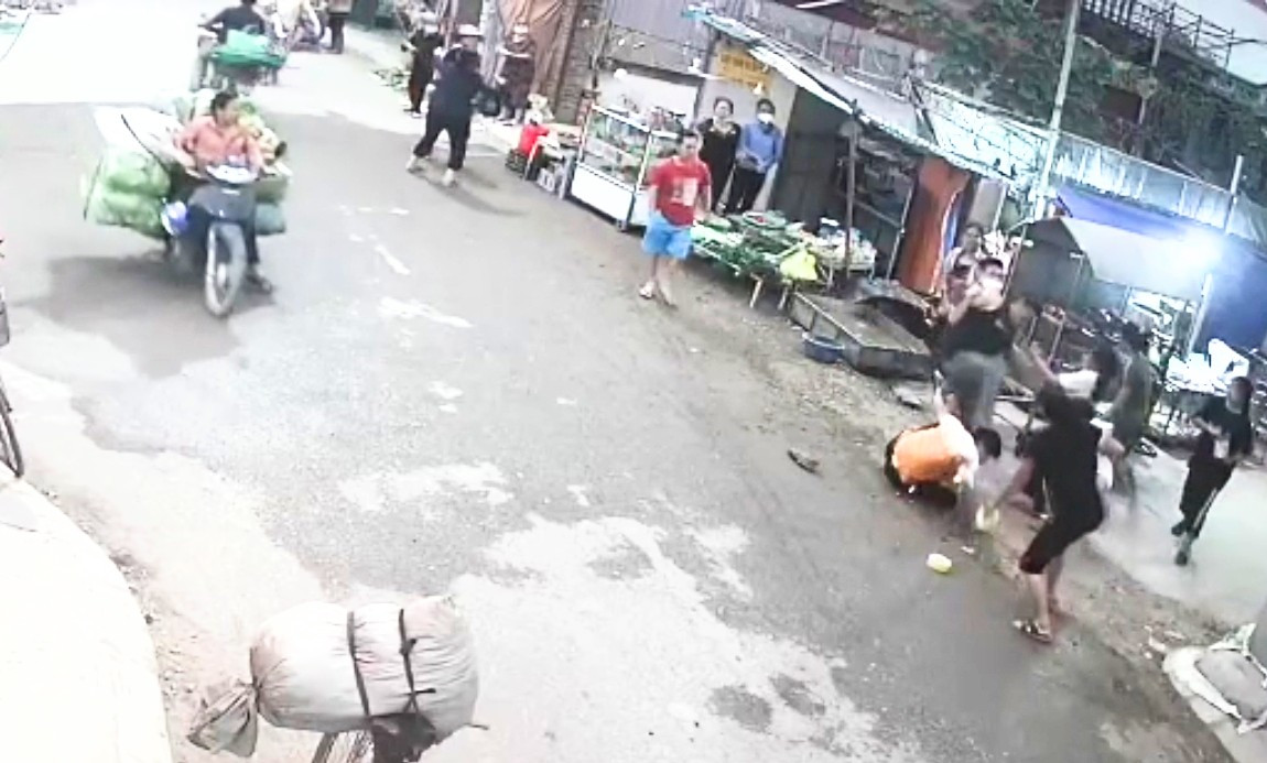 Nhiều người xông vào can ngăn giữ tay Đoàn (áo đen) nhưng người này liên tiếp đạp vào đầu, bụng anh Tú. Nhiều người xông vào can ngăn giữ tay Đoàn (áo đen) nhưng người này liên tiếp đạp vào đầu, bụng anh Tú.