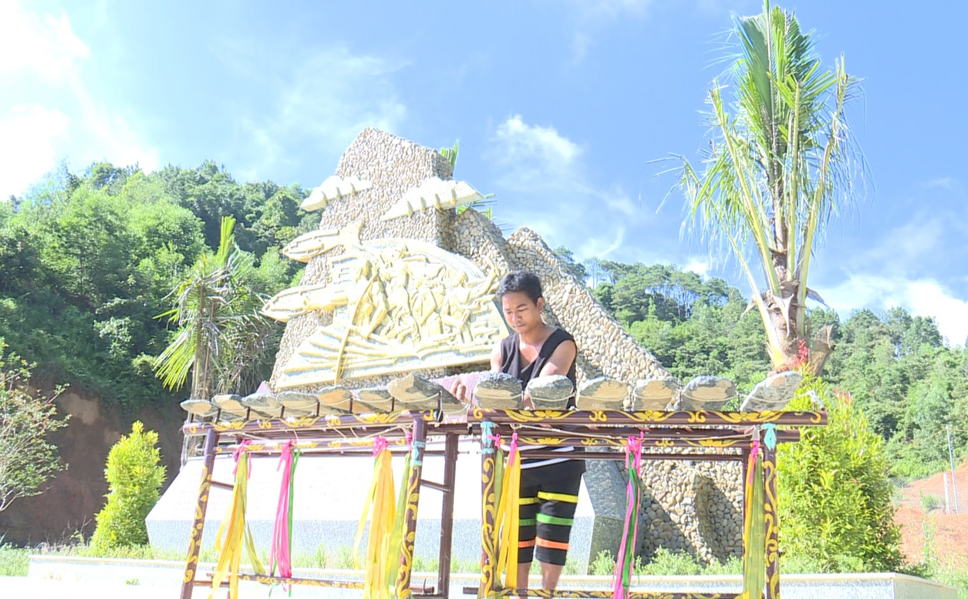 Người Raglai coi tiếng đàn đá là phương tiện kết nối cõi âm với cõi dương, giữa con người với trời đất, thần linh, giữa hiện tại với quá khứ. Vậy nên, trong các lễ, hội của người Raglai như lễ bỏ mả, lễ ăn mừng lúa mới hay những dịp hội vui của buôn làng… đều có tiếng đàn đá. Đàn đá còn đi khắp nương rẫy để đuổi muông thú, bảo vệ mùa màng.