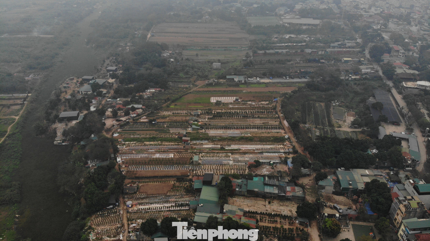 Cách UBND phường Tứ Liên (quận Tây Hồ) khoảng 500m, từ trên cao nhìn xuống qua thiết bị flycam, phế thải xây dựng được đổ tràn lan lấn dần ra con lạch sát khu vực bãi giữa sông Hồng. Cách UBND phường Tứ Liên (quận Tây Hồ) khoảng 500m, từ trên cao nhìn xuống qua thiết bị flycam, phế thải xây dựng được đổ tràn lan lấn dần ra con lạch sát khu vực bãi giữa sông Hồng.