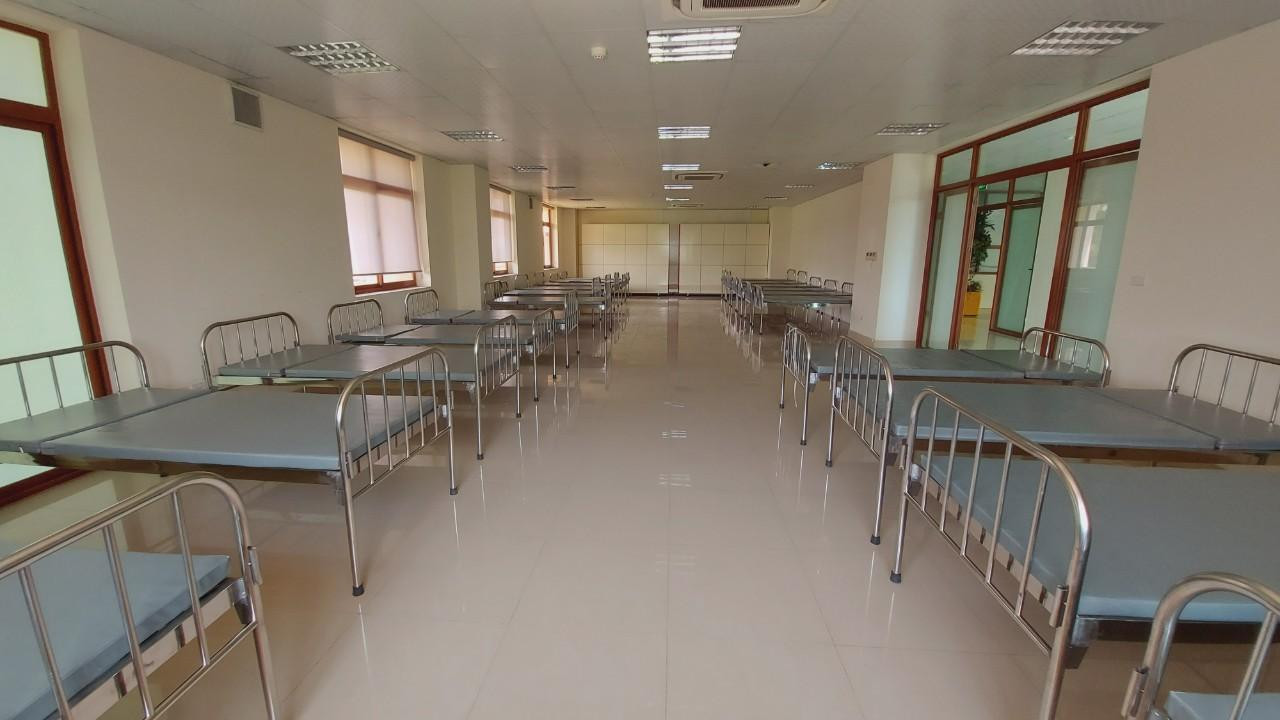 Ngay trong ngày 28/5, sau khảo sát của lãnh đạo Bộ Y tế, Trung tâm điều dưỡng người có công tỉnh Bắc Giang được trưng dụng để lập bệnh viện dã chiến. Trung tâm điều dưỡng người có công có 200 giường, gần như có thể tiếp nhận bệnh nhân ngay.