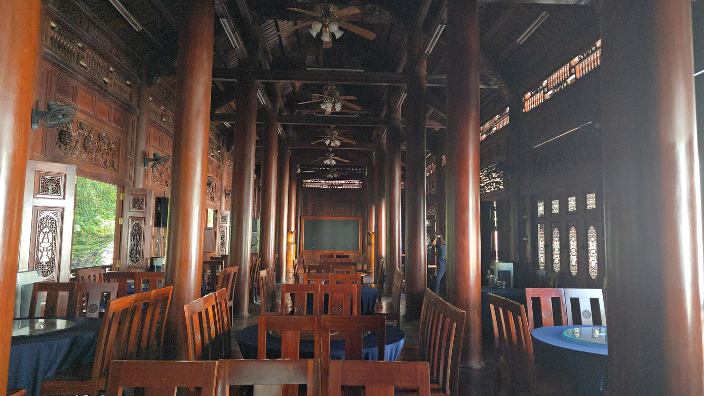 Trong ảnh là tầng 2 của nhà sàn. Để vào thăm được ngôi nhà này, khách tham quan phải trả hai lần vé. Lần đầu là 20.000 đồng/vé/người để vào cửa khu du lịch sinh thái, lần thứ 2 là vé vào thăm quan ngôi nhà sàn gỗ lim cũng tương tự.