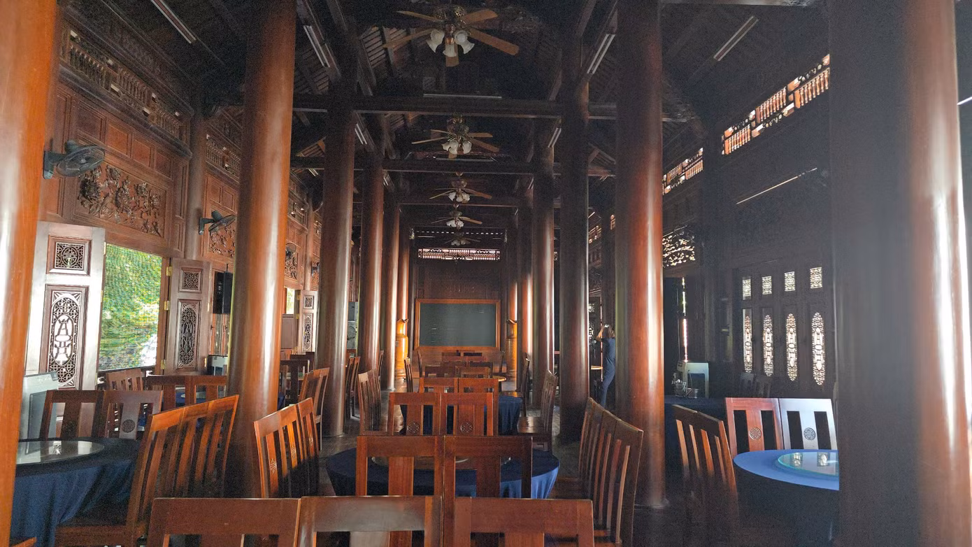 Trong ảnh là tầng 2 của nhà sàn. Để vào thăm được ngôi nhà này, khách tham quan phải trả hai lần vé. Lần đầu là 20.000 đồng/vé/người để vào cửa khu du lịch sinh thái, lần thứ 2 là vé vào thăm quan ngôi nhà sàn gỗ lim cũng tương tự.