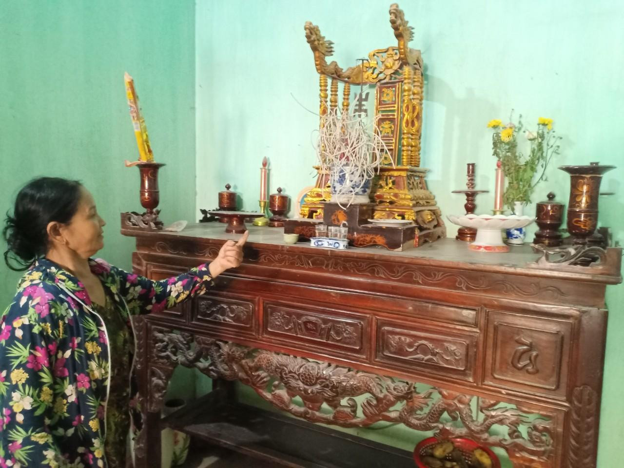 Dẫn phóng viên đi thăm quan ngôi nhà, bà Lợi cho biết, bụi bám khắp cửa nhà, bàn ghế, ngày nào cũng lau chùi nhưng bụi vẫn bám trắng. Đặc biệt, do ảnh hưởng của dư chấn từ mìn nổ, những khe tường, trần nhà có dấu hiệu bị nứt toác...